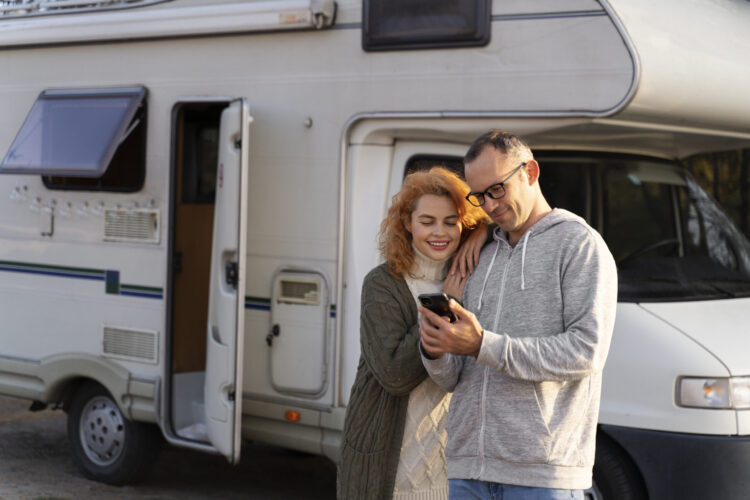 medium-shot-couple-with-smartphone